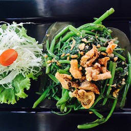 ผักบุ้ง-ไก่กรอบ