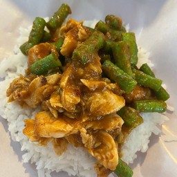 ข้าวราดผัดพริกแกงถั่วฝักยาวใส่ไก่