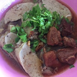 ก๋วยเตี๋ยวเนื้อรวมทุกอย่าง + หมูยอ