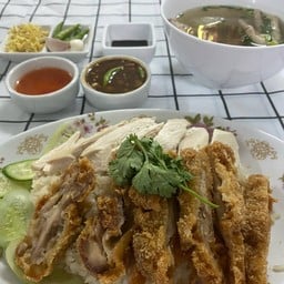 ข้าวมันไก่ผสมต้มทอดธรรมดา