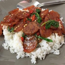 กระเพรากุนเชียงราดข้าว