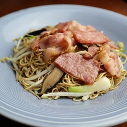 ผัดหมี่ฮ่องกงแฮมเบคอน