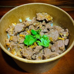 ข้าวเนื้อสันนุ่ม เป็นชิ้น กระเทียมหอม