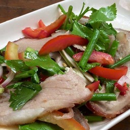 ยำคอหมูย่าง