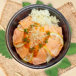 ข้าวหน้าแซลมอนและไข่ปลาแซลมอนลนไฟ