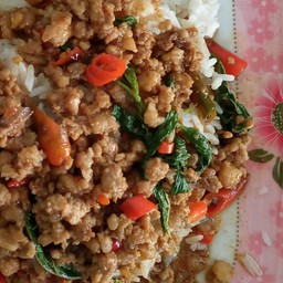 ผัดกะเพราหมูสับราดข้าว