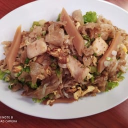เส้นใหญ่คั่วไก่ใส่มันกุ้ง