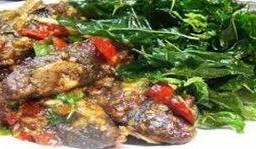 ไข่เยี่ยวม้าผัดใบกะเพรา