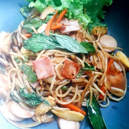 [อร่อยซ่ากับโค้ก] สปาเก็ตตี้ผัดขี้เมาพริกแห้ง +  โค้ก ออริจินัล (กระป๋อง)