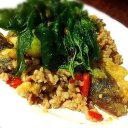 ไข่เยี่ยวม้ากระเพรากรอบใส่หมูสับpreserved egg with crispy holy basil&pork