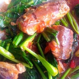 คะน้าปลากระป๋องเป็นกับข้าว