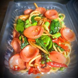 สปาเก็ตตี้ผัดใบโหรพา ไส้กรอก