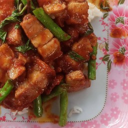 ผัดพริกแกงหมูกรอบราดข้าว