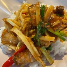 ข้าวราดหน่อไม้น้ำพริกแกงหมูกรอบ