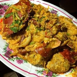 ปูตัวผัดผงกระหรี่stir-fried whole crab in curry sauce