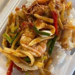 ข้าวราดหน่อไม้น้ำพริกแกงกุ้ง