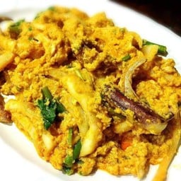 ปลาหมึกผัดผงกระหรี (S)