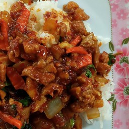 ผัดพริกเผาไก่ราดข้าว