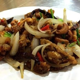 ไก่ผัดเม็ดมะม่วงหิมพานต์stir-fried chicken with cashew nuts