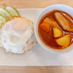 ข้าวแกงมัสมั่นปีกไก่ + ไข่ดาว (Chicken Massaman Curry with Rice and fried egg)