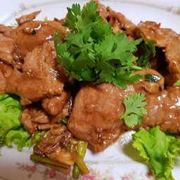 หมูกระเทียมพริกไทย