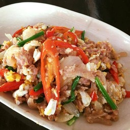 คั่วจิ้นส้มใส่ไข่ (แหนมผัดไข่)