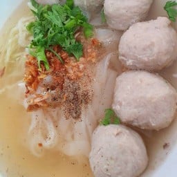 เส้นเปียกก๋วยเตี๋ยวลูกชิ้นปู่โย่ง บ้านเด่นหนองหอย