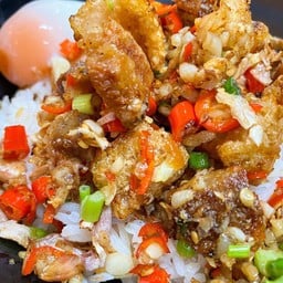 ข้าวหมูกรอบผัดพริกเกลือ ไข่ออนเซ็น
