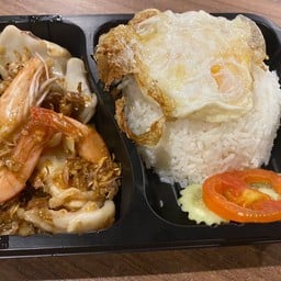 ข้าวกุ้งหมึกกระเทียมไข่ดาว