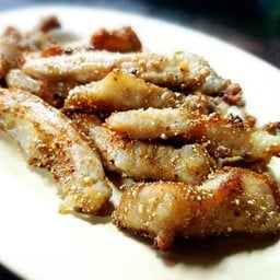หมูย่างกระเทียมหรือหมูคลุกฝุ่น