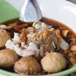 ก๋วยเตี๋ยวป้าพิศต้นผึ้ง