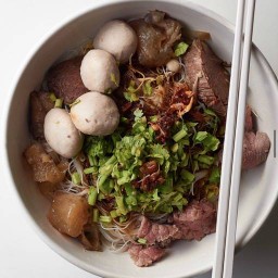 Beef & Co Boat Noodle เนื้อตุ๋นโคขุน - หมูตุ๋น & กะเพรา Organic