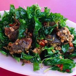 ไข่เยี่ยวม้ากะเพรากรอบ