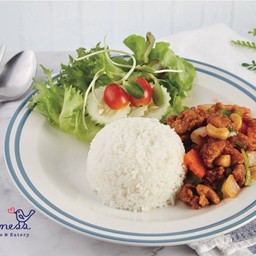 ข้าวราดไก่ผัดเม็ดมะม่วง