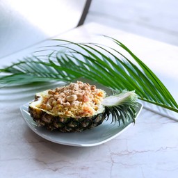 ข้าวอบสัปปะรด (เสริฟพร้อมสัปปะรด)