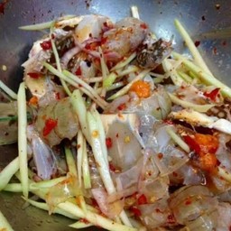 ยำมะม่วงปูม้ากุ้งสด