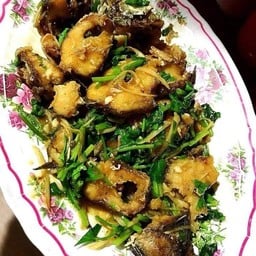 ปลาช่อนผัดขึ้นฉ่ายstir-fried striped snake head fish with celery