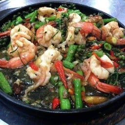 กุ้งผัดฉ่ากระทะร้อนsizzing spicy shrimp on hot plate
