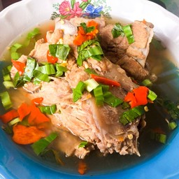 เจ๊นา ก๋วยเตี๋ยวลูกชิ้นนายใบ้
