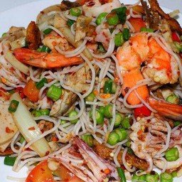 ยำขนมจีนรวมมิตรทะเล