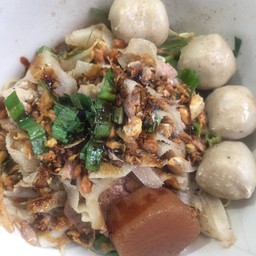 ก๋วยเตี๋ยว หมูตุ๋น เนื้อตุ๋น ลูกชิ้นแชมป์ (ท้ายตลาดเมืองประชา)