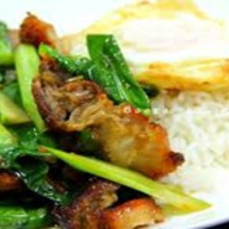 คะน้าหมูกรอบราดข้าว +ไข่ดาว