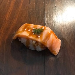 ซูชิแซลมอนลนไฟ