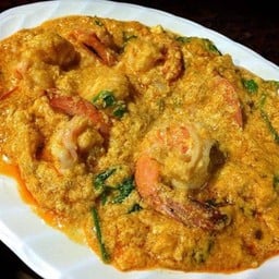 กุ้งแชบ๋วยตัวใหญ่ผัดผงกระหรี่stir-fried big shrimp in curry sauce