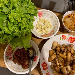 หมู 3 ชั้นย่างสุกกำลังดีไม่ปรุงรส ชูรสด้วยน้ำจิ้มซัมจัง กับกิมจิ เข้ากันได้ดีมาก