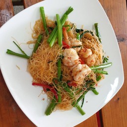 เส้นหมี่ผัดผักบุ้งกุ้งสด