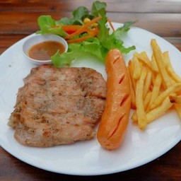 สเต็กหมูพริกไทยดำ+ใส้กรอกหมูลมควัน