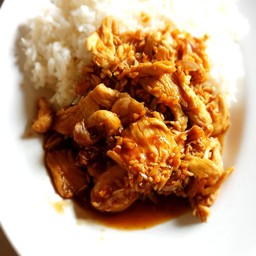 ข้าวหมูกระเทียมพริกไทย