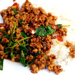 ข้าวกะเพราหมู-ไก่