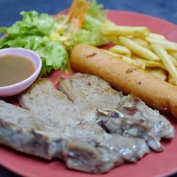 พร็อคชอปสเต็กพริกไทยดำ+ใส้กรอกหมูลมควัน